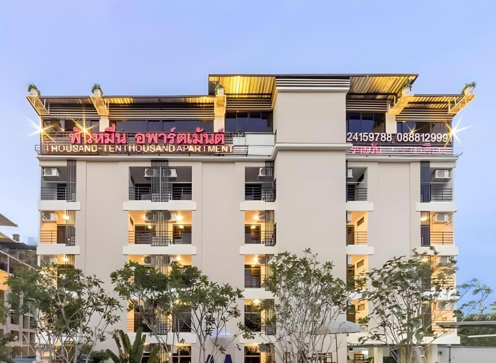 Thousand-Ten Thousand Hotel Bangkok Buitenkant foto